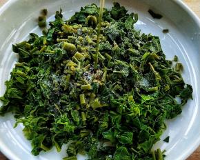 盐，鸡精，香油搅拌。