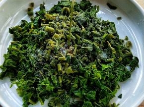 盐，鸡精，香油搅拌。