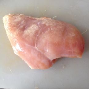 准备一块鸡胸肉。
去掉油脂、筋膜。
