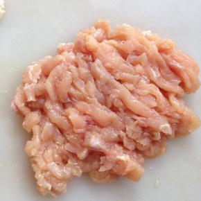 先将鸡肉切细条。