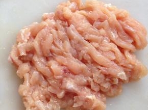 先将鸡肉切细条。