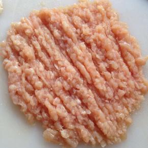 再用刀剁一下，让鸡肉颗粒小一些。