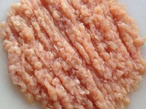 再用刀剁一下，让鸡肉颗粒小一些。