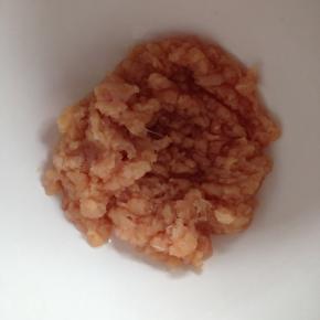 加入料酒、胡椒粉、盐腌制30分钟。