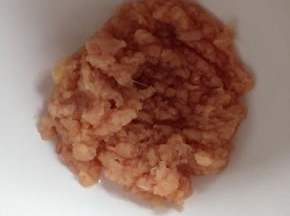 加入料酒、胡椒粉、盐腌制30分钟。