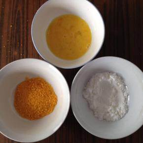 准备鸡蛋液、面包糠、淀粉。