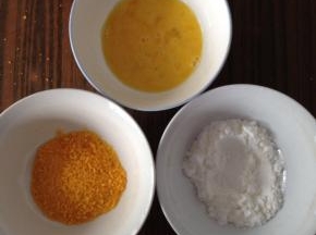 准备鸡蛋液、面包糠、淀粉。
