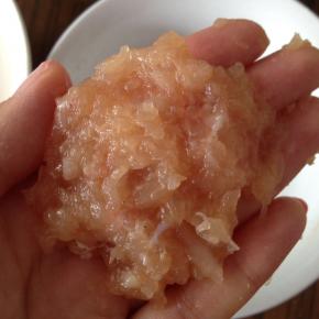 手上抹油，取一部分鸡肉，按压成圆饼状。