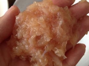 手上抹油，取一部分鸡肉，按压成圆饼状。