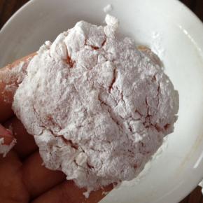 先将鸡肉裹上一层干淀粉。