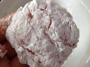 先将鸡肉裹上一层干淀粉。