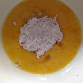 再裹上一层鸡蛋液。