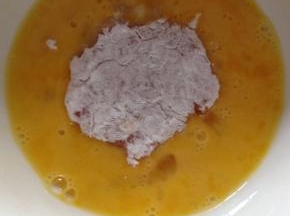 再裹上一层鸡蛋液。