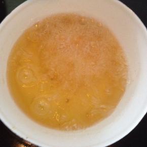 将加工好的鸡肉块入油锅，中火炸熟即可。