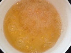 将加工好的鸡肉块入油锅，中火炸熟即可。