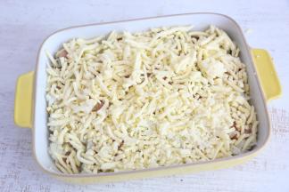 撒一层芝士碎。