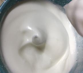 打蛋器打蛋清，打的的同时将白糖分三次加入蛋清一并打发，蛋清打至硬性发泡状态