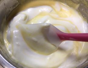 将蛋白霜分三次加入蛋黄液里，每次都要拌均匀