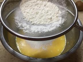 蛋糕粉过筛加入蛋黄液里面