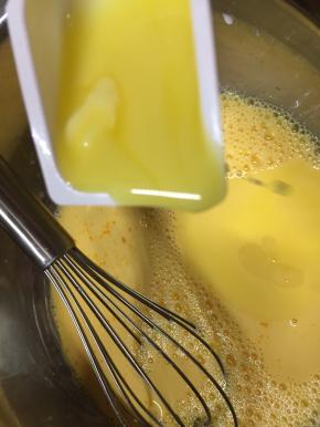 搅拌均匀后加入融化的黄油，搅拌