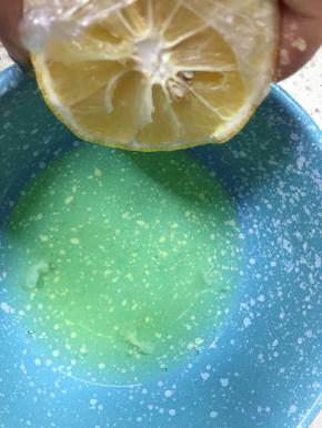 蛋清加入数滴鲜柠檬汁