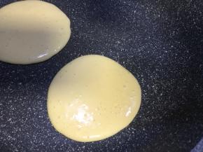 表面渐渐起气泡，不动它暂时继续烘