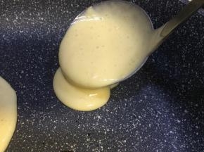 平底锅小火，用汤勺舀一勺自然流到锅底形成圆饼