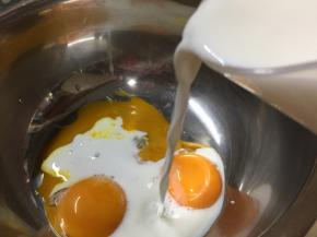 蛋黄碗里加入牛奶