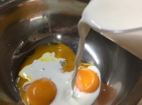 蛋黄碗里加入牛奶