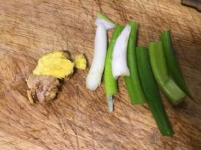 老姜拍破即可，大葱切段