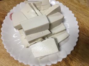 豆腐切合适大小的块状待用