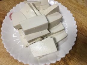 豆腐切合适大小的块状待用
