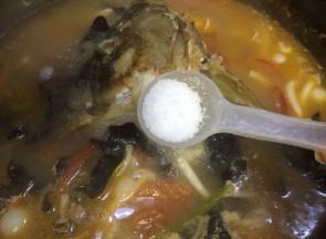 鱼头炖熟，加入盐