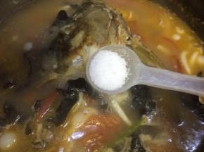 鱼头炖熟，加入盐