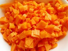 胡萝卜洗干净，去皮切丁备用