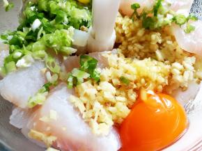 洗干净的牛肉切块，巴沙鱼切块，放进绞肉机里面，加入生姜沫，葱花，两个鸡蛋，