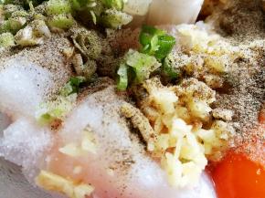 加一点盐和黑胡椒粉