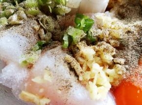 加一点盐和黑胡椒粉
