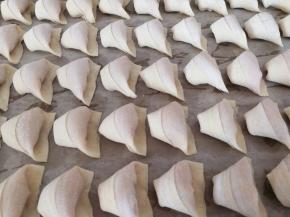 按喜欢的方式包好，放冰箱冷冻两小时左右