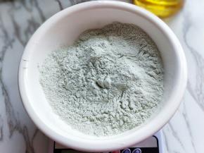 将预拌粉倒入大口器具中。