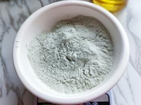 将预拌粉倒入大口器具中。