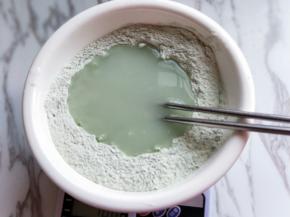 再分次加入开水，边加入开水，边用筷子搅拌。