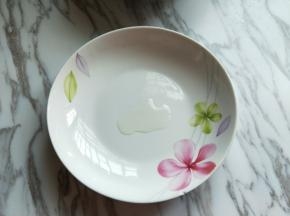 取一块盘子，刷上少许玉米油。