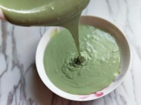 再将调好的面糊倒入盘子中。