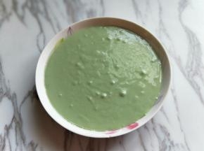 轻轻震出气泡。