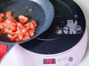不粘锅中加入适量食用油，油温7成时加入切好的番茄煸炒。