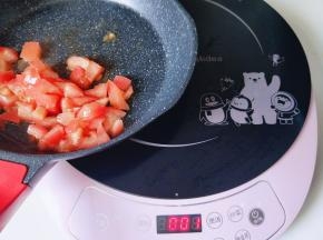 不粘锅中加入适量食用油，油温7成时加入切好的番茄煸炒。