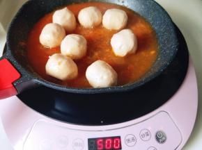 再把三文鱼芝士丸放入茄汁锅中，盖上盖子烧开，8分钟。