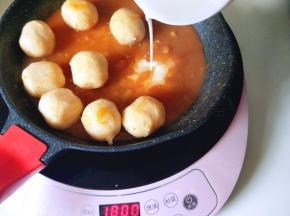 8分钟后，倒入芡汁勾芡。