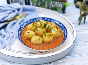 盛出装盘，撒上熟白芝麻和葱花。